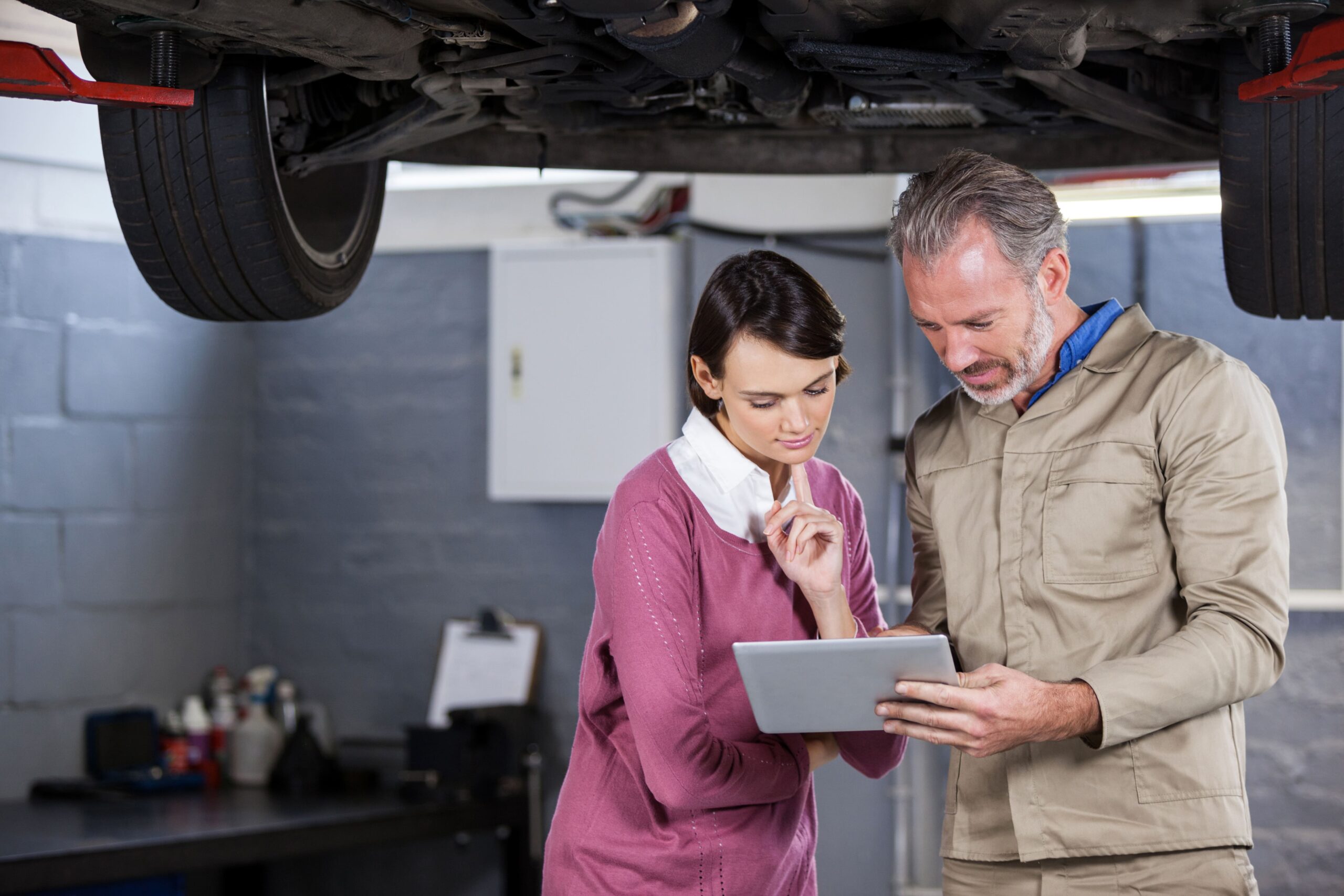 mechanic-explaining-quotation-customer-min